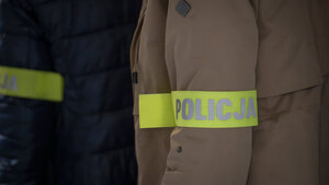 Zatrzymane dwie osoby, które brały udział w procederze korupcyjnym.