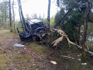 zdjęcia przedstawiają rozbite auto na miejscu zdarzenia