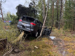 zdjęcia przedstawiają rozbite auto na miejscu zdarzenia