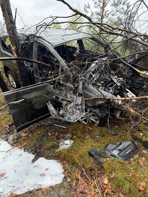 zdjęcia przedstawiają rozbite auto na miejscu zdarzenia