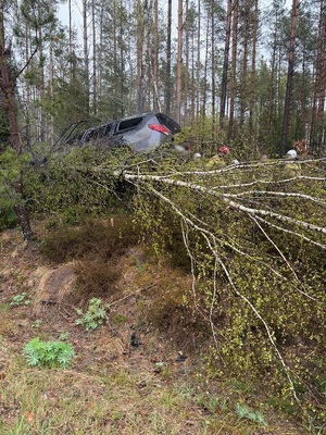 zdjęcia przedstawiają rozbite auto na miejscu zdarzenia