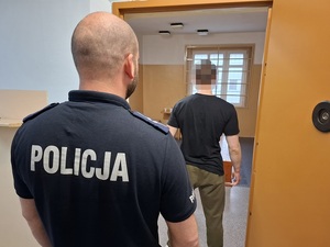 Ugryzł policjantkę, policjanta uderzył pięścią w głowę, ekspedientce groził pozbawieniem życia.