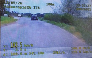 Jechał 103 km/h w miejscu, gdzie obowiązuje ograniczenie do 50 km/h – stracił prawo jazdy na 3 miesiące.