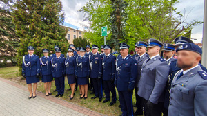 Zdjęcie przedstawia uroczystą promocję policjantów na pierwszy stopień oficerski.