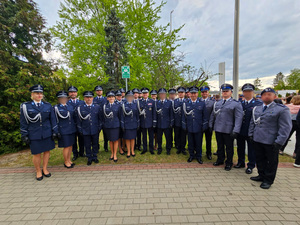 Zdjęcie przedstawia uroczystą promocję policjantów na pierwszy stopień oficerski.