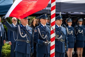 Zdjęcie przedstawia uroczystą promocję policjantów na pierwszy stopień oficerski.