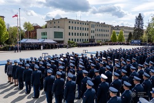 Zdjęcie przedstawia uroczystą promocję policjantów na pierwszy stopień oficerski.