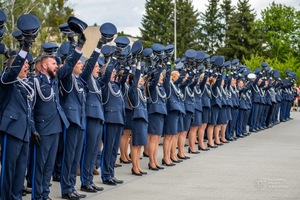 Zdjęcie przedstawia uroczystą promocję policjantów na pierwszy stopień oficerski.