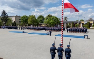 Zdjęcie przedstawia uroczystą promocję policjantów na pierwszy stopień oficerski.
