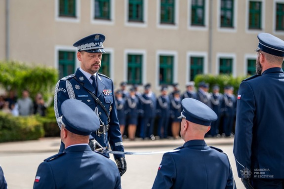 Zdjęcie przedstawia uroczystą promocję policjantów na pierwszy stopień oficerski.