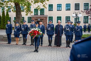 Zdjęcie przedstawia uroczystą promocję policjantów na pierwszy stopień oficerski.