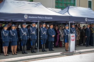 Zdjęcie przedstawia uroczystą promocję policjantów na pierwszy stopień oficerski.
