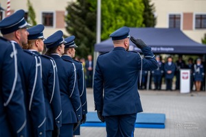Zdjęcie przedstawia uroczystą promocję policjantów na pierwszy stopień oficerski.