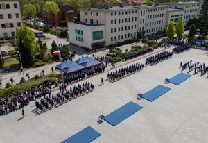 Zdjęcie przedstawia uroczystą promocję policjantów na pierwszy stopień oficerski.