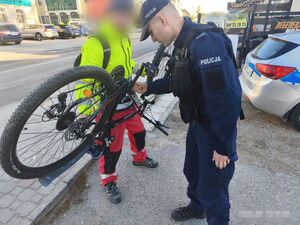 zdjęcie przedstawia policjantów oraz rowerzystów