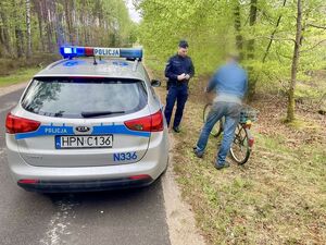 zdjęcie przedstawia policjantów oraz rowerzystów