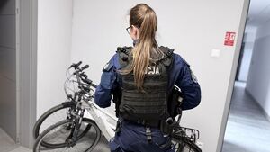 zdjęcie przedstawia policjantów oraz rowerzystów