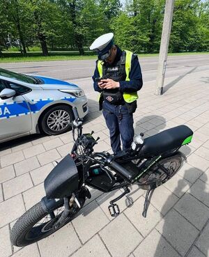 Zdjęcie przedstawia policjantów ruchu drogowego podczas pracy.