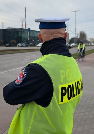 Zdjęcie przedstawia policjantów ruchu drogowego podczas pracy.
