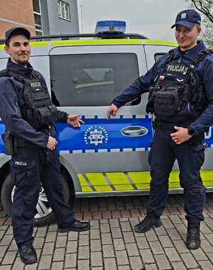zdjęcie przedstawia dwóch policjantów