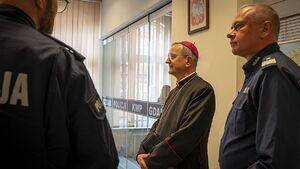 W dniach 17–18 maja 2026 roku, w związku z wizytacją kanoniczną parafii oraz przypadającą 36. rocznicą poświęcenia policyjnej kaplicy, metropolita gdański Arcybiskup Tadeusz Wojda SAC wspólnie z kapelanem pomorskich policjantów ks. Bogusławem Głodowskim odwiedził dziś Komendanta Wojewódzkiego Policji w Gdańsku, nadinsp. Bogusława Ziembę oraz pomorskich policjantów.
