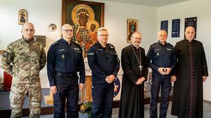 W dniach 17–18 maja 2026 roku, w związku z wizytacją kanoniczną parafii oraz przypadającą 36. rocznicą poświęcenia policyjnej kaplicy, metropolita gdański Arcybiskup Tadeusz Wojda SAC wspólnie z kapelanem pomorskich policjantów ks. Bogusławem Głodowskim odwiedził dziś Komendanta Wojewódzkiego Policji w Gdańsku, nadinsp. Bogusława Ziembę oraz pomorskich policjantów.