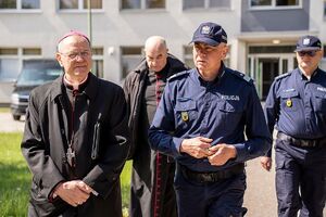 W dniach 17–18 maja 2026 roku, w związku z wizytacją kanoniczną parafii oraz przypadającą 36. rocznicą poświęcenia policyjnej kaplicy, metropolita gdański Arcybiskup Tadeusz Wojda SAC wspólnie z kapelanem pomorskich policjantów ks. Bogusławem Głodowskim odwiedził dziś Komendanta Wojewódzkiego Policji w Gdańsku, nadinsp. Bogusława Ziembę oraz pomorskich policjantów.