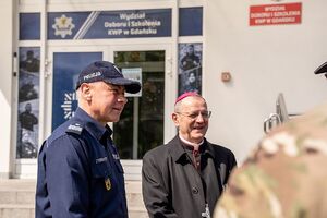 W dniach 17–18 maja 2026 roku, w związku z wizytacją kanoniczną parafii oraz przypadającą 36. rocznicą poświęcenia policyjnej kaplicy, metropolita gdański Arcybiskup Tadeusz Wojda SAC wspólnie z kapelanem pomorskich policjantów ks. Bogusławem Głodowskim odwiedził dziś Komendanta Wojewódzkiego Policji w Gdańsku, nadinsp. Bogusława Ziembę oraz pomorskich policjantów.