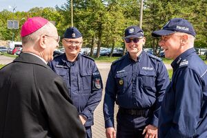 W dniach 17–18 maja 2026 roku, w związku z wizytacją kanoniczną parafii oraz przypadającą 36. rocznicą poświęcenia policyjnej kaplicy, metropolita gdański Arcybiskup Tadeusz Wojda SAC wspólnie z kapelanem pomorskich policjantów ks. Bogusławem Głodowskim odwiedził dziś Komendanta Wojewódzkiego Policji w Gdańsku, nadinsp. Bogusława Ziembę oraz pomorskich policjantów.