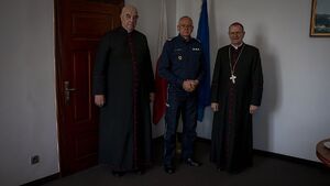 W dniach 17–18 maja 2026 roku, w związku z wizytacją kanoniczną parafii oraz przypadającą 36. rocznicą poświęcenia policyjnej kaplicy, metropolita gdański Arcybiskup Tadeusz Wojda SAC wspólnie z kapelanem pomorskich policjantów ks. Bogusławem Głodowskim odwiedził dziś Komendanta Wojewódzkiego Policji w Gdańsku, nadinsp. Bogusława Ziembę oraz pomorskich policjantów.