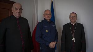 W dniach 17–18 maja 2026 roku, w związku z wizytacją kanoniczną parafii oraz przypadającą 36. rocznicą poświęcenia policyjnej kaplicy, metropolita gdański Arcybiskup Tadeusz Wojda SAC wspólnie z kapelanem pomorskich policjantów ks. Bogusławem Głodowskim odwiedził dziś Komendanta Wojewódzkiego Policji w Gdańsku, nadinsp. Bogusława Ziembę oraz pomorskich policjantów.