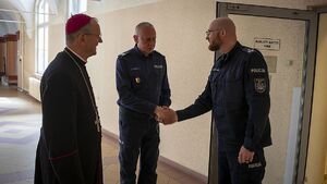 W dniach 17–18 maja 2026 roku, w związku z wizytacją kanoniczną parafii oraz przypadającą 36. rocznicą poświęcenia policyjnej kaplicy, metropolita gdański Arcybiskup Tadeusz Wojda SAC wspólnie z kapelanem pomorskich policjantów ks. Bogusławem Głodowskim odwiedził dziś Komendanta Wojewódzkiego Policji w Gdańsku, nadinsp. Bogusława Ziembę oraz pomorskich policjantów.