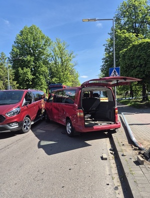 Pijany i bez uprawnień doprowadził do kolizji.