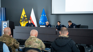 Szkolenie pt. "Świadomy przełożony" prowadzone przez funkcjonariuszy OSzP na sali konferencyjnej