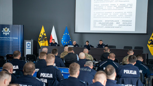 Szkolenie pt. "Świadomy przełożony" prowadzone przez funkcjonariuszy OSzP na sali konferencyjnej