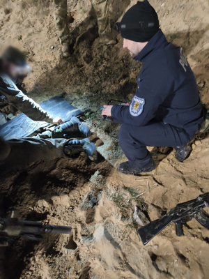 Funkcjonariusz Ośrodka Szkolenia Policji w Gdańsku podczas ćwiczeń terenowych