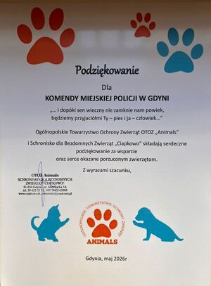 Gdyńscy policjanci przekazali dary zwierzętom ze schroniska.