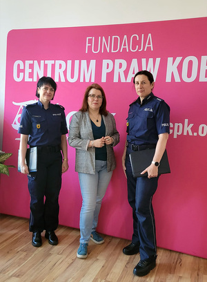 Fundacja Centrum Praw Kobiet to ogólnopolska organizacja z siedzibą w Warszawie i oddziałami w wielu miastach, w tym w Gdańsku. Od ponad 25 lat wspiera kobiety doświadczające przemocy, dyskryminacji oraz nierównego traktowania. Możliwości wykorzystania wspólnych narzędzi pomocowych na rzecz potrzebujących wsparcia omówiono dziś na spotkaniu z Dyrektorką instytucji.
