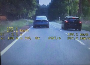 Kierowca Porsche stracił prawo jazdy.
