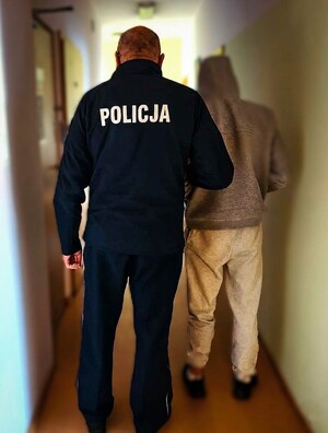 zdjęcie przedstawia policjanta z zatrzymanym