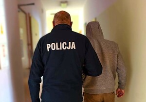 zdjęcie przedstawia policjanta z zatrzymanym