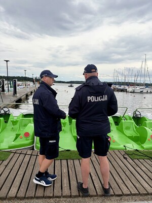 zdjęcie przedstawia policjantów - laureatów zawodów.