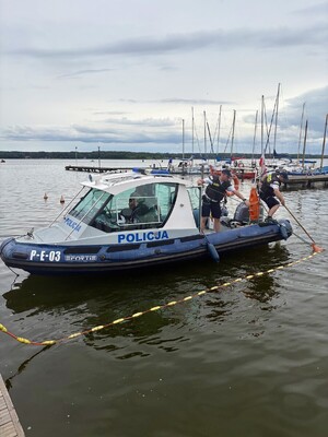 zdjęcie przedstawia policjantów - laureatów zawodów.