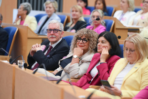 Fundacja Women in Law, Pomorska Rada ds. Kobiet oraz Samorząd Województwa Pomorskiego zorganizowali konferencję  pod wymowną nazwą „Słoneczko, zrób mi kawę” – o prawach kobiet i równości w życiu zawodowym. Wydarzenie odbyło się 18 czerwca w Urzędzie Marszałkowskim Województwa Pomorskiego w Gdańsku.