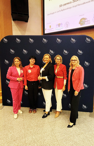 Fundacja Women in Law, Pomorska Rada ds. Kobiet oraz Samorząd Województwa Pomorskiego zorganizowali konferencję  pod wymowną nazwą „Słoneczko, zrób mi kawę” – o prawach kobiet i równości w życiu zawodowym. Wydarzenie odbyło się 18 czerwca w Urzędzie Marszałkowskim Województwa Pomorskiego w Gdańsku.
