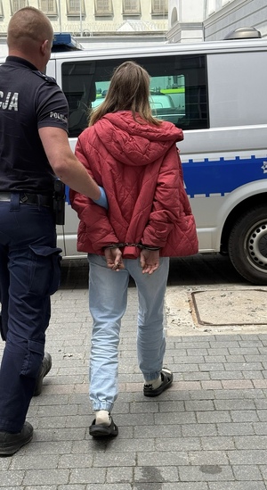 policjant z zatrzymanym