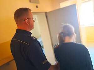 policjant z zatrzymaną