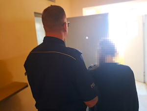 policjant z zatrzymaną