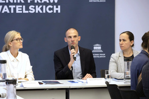 23 czerwca 2026 r. w Biurze Rzecznika Praw Obywatelskich odbyło się spotkanie policyjnych pełnomocników ds. ochrony praw człowieka z przedstawicielami Krajowego Mechanizmu Prewencji Tortur (KMPT).