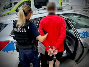 Za grożenie sąsiadom odpowie przed sądem.